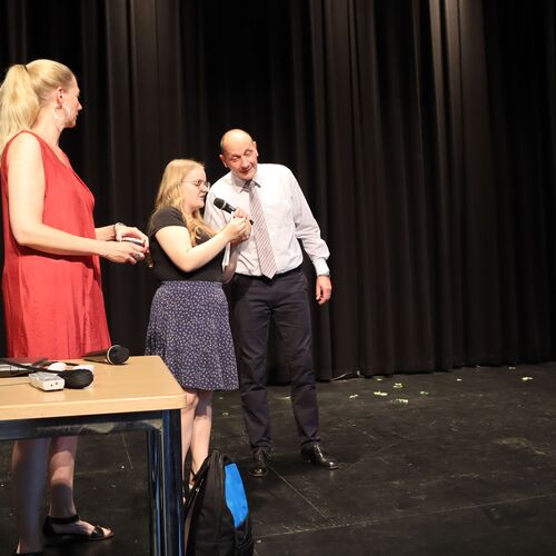 Moderatorenteam mit Glücksfee Anita